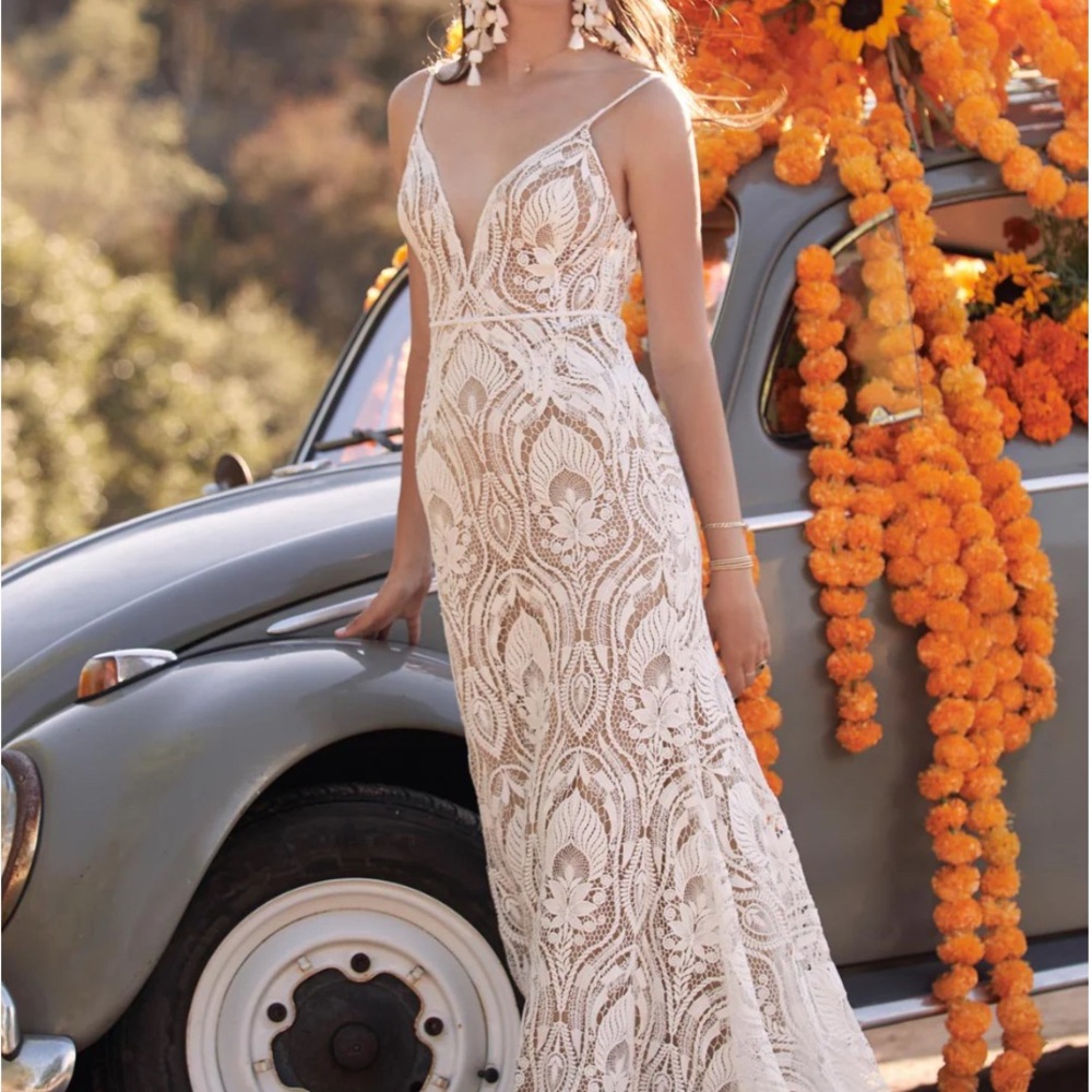 New Elegant Lace Wedding Gown